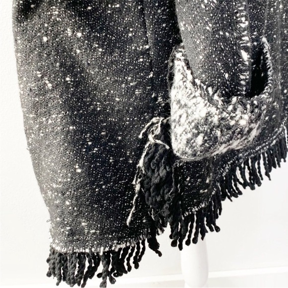 Free People Boucle Tweed Fringe Wrap Blanket Coat Size Medium Black Wool Western - Picture 6 of 11